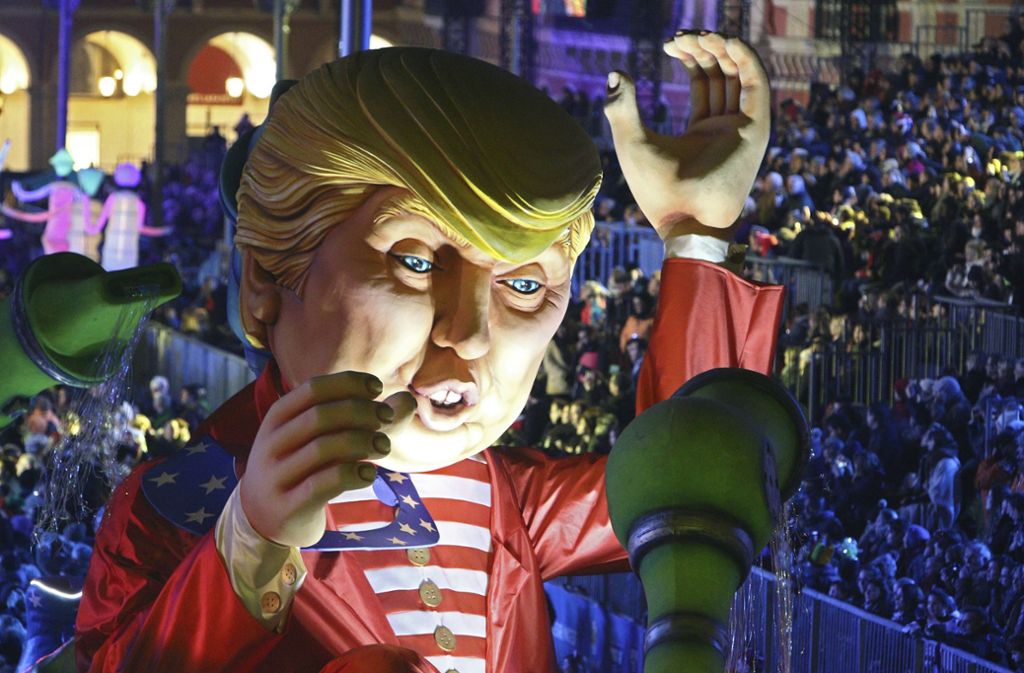 Ein überdimensional großer Donald Trump fährt durch die Straßen der französischen Stadt.