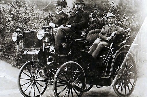 Auf der Fahrt in die neue Zeit: Wilhelm Maybach (li.) und Gottlieb Daimler. Hinten: Oskar Junghans, Sohn des Erfinders Arthur Junghans, 1895 Foto: MZ