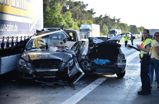 Bei einem schweren Auffahrunfall auf der Autobahn 6 bei Viernheim sind zwei Menschen gestorben. Foto: dpa