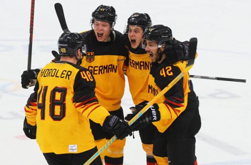 Das Nationalteam feiert mit Olympia-Silber den größten Erfolg der deutschen Eishockey-Geschichte. Foto: dpa
