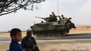 Immer mehr türkische Panzer rollen über die Grenze nach Syrien. Foto: AFP
