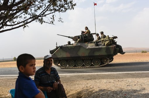 Immer mehr türkische Panzer rollen über die Grenze nach Syrien. Foto: AFP