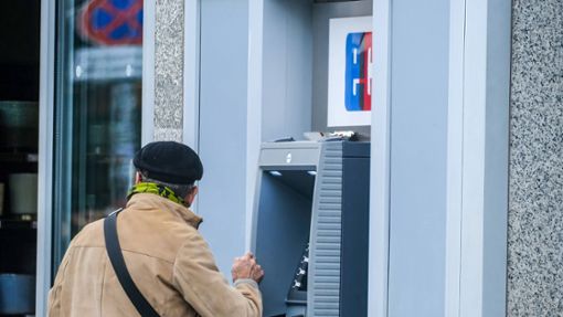 Der Angeklagte hat Senioren auch an Bankomaten aufgelauert und ihnen „über die Schulter“ geblickt, als sie ihre PIN eingaben. Foto: Imago/Michael Gstettenbauer