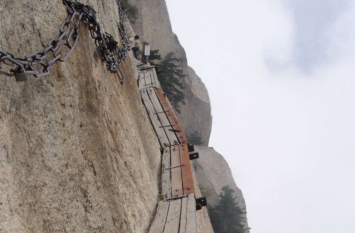 Der Huà Shān ist einer der fünf heiligen Berge Chinas in der Provinz Shaanxi. Das Gebirgsmassiv ist wegen seiner steilen, malerischen Felswände und seiner gefährlichen Steige auf die Gipfel berühmt. Foto: Wikipedia commons/I, Ondřej Žváček/CC BY 2.5