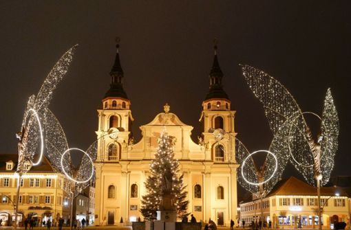 Wie im vergangenen Jahr wird die Weihnachtsbeleuchtung auf dem Marktplatz in Ludwigsburg auch im kommenden Winter aufgebaut. In der Innenstadt insgesamt wird es jedoch dunkler. Foto: S/imon Granville (Archiv)