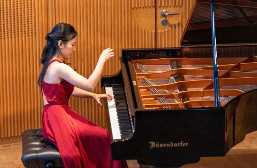 Voll in ihrem Element: Die Pianistin Albertina Eunju Song bei den Sommerserenaden in Sindelfingen. Foto: /Stefanie Schlecht