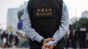 Die Polizei in Hongkong hat mit der Räumung von Straßensperren am wichtigsten Protestlager der Aktivisten begonnen.  Foto: dpa