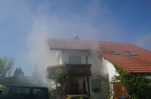 Dichter Rauch zieht aus dem Haus in Wäschenbeuren im Kreis Göppingen. Foto: SDMG