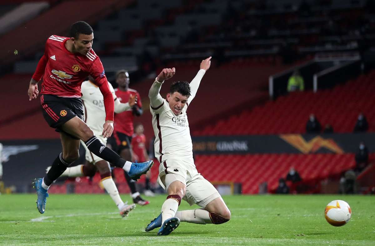 Manchester United’s Mason Greenwood (l.) schoss das sechste Tor für seine Mannschaft. Foto: dpa/Martin Rickett
