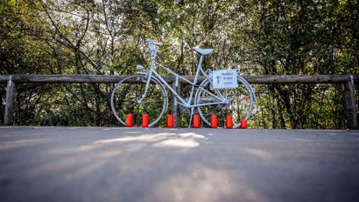 In Erinnerung an Andreas Mandalka soll in Neuhausen ein sogenanntes Ghostbike aufgestellt werden – wie hier im Bild nach einem Unfall in Essen im Jahr 2021 (Archivbild). Foto: Funke Foto Services/IMAGO/Socrates Tassos