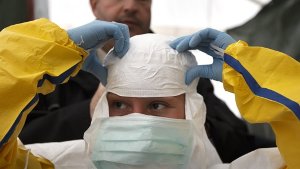 Schutzanzüge sind beim Umgang mit Ebola-Kranken von größter Wichtigkeit. Foto: dpa