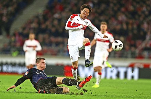 Takuma Asano und seine Mitspieler vom VfB Stuttgart waren nicht nur in dieser Situation schneller als die Gegner von Fortuna Düsseldorf. Foto: Bongarts