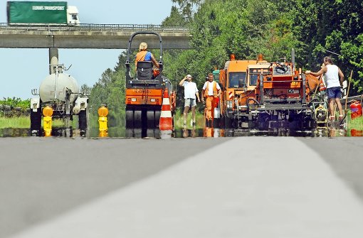 Fahrbahnerneuerung auf einer Autobahn in Bayern  – wegen der  Hitze kam es zu Schäden. Künftig sollen die Landesstraßenbauverwaltungen dafür nicht mehr zuständig sein. Foto: dpa