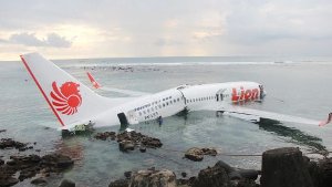 Bruchlandung von Billigflieger vor Bali