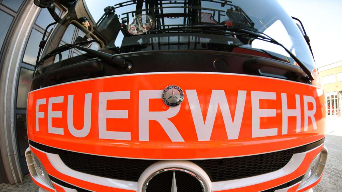 Kreis Biberach: Starker Rauch nach Autobrand - Gebäude mit 50 Menschen evakuiert