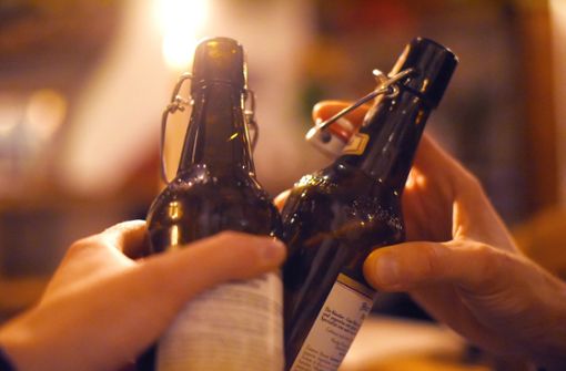In Bayern hat ein Gericht gegen das landesweite Alkoholverbot entschieden. (Symbolbild) Foto: dpa/Angelika Warmuth