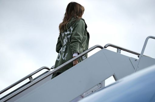 Als die First Lady auf dem Flughafen Andrews die Gangway hochging, trug sie eine olivgrüne Jacke mit einem weißen Schriftzug, der für Furore sorgte. Foto: Getty