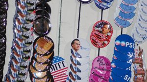 Pins zeigen das Konterfei von Mitt Romney. Foto: Spang