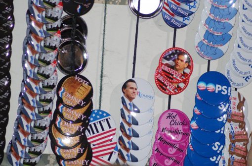 Pins zeigen das Konterfei von Mitt Romney. Foto: Spang