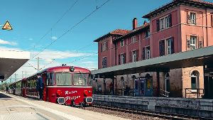Historischer Zug vor historischem Bahnhofsgebäude: Der Rote Flitzer legt einen Halt in Marbach ein. Foto: Michael Raubold Photographie