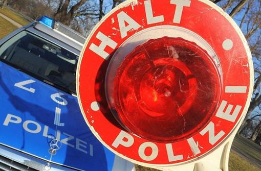 Die Polizei hat in Stuttgart einen Autofahrer mit rätselhaften Unfällschäden gestoppt (Symbolfoto). Foto: dpa