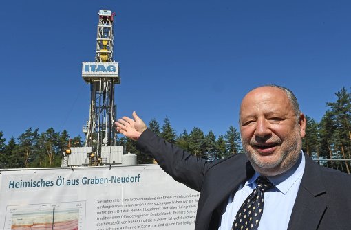 Michael Suana, Geschäftsführer der Rhein Petroleum GmbH, steht bei Graben-Neudorf (Baden-Württemberg) an einem Bohrturm Foto: dpa