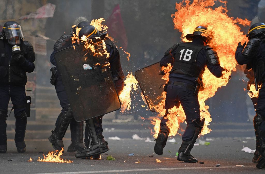 Bei Protesten in Paris sind vier Polizisten durch Molotowcocktails teils schwer verletzt worden.