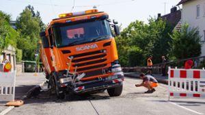 Die Teerdecke einer Straße in Stuttgart hat nachgegeben, als eine 20 Tonnen schwere Kehrmaschine über sie gefahren ist. Foto: SDMG