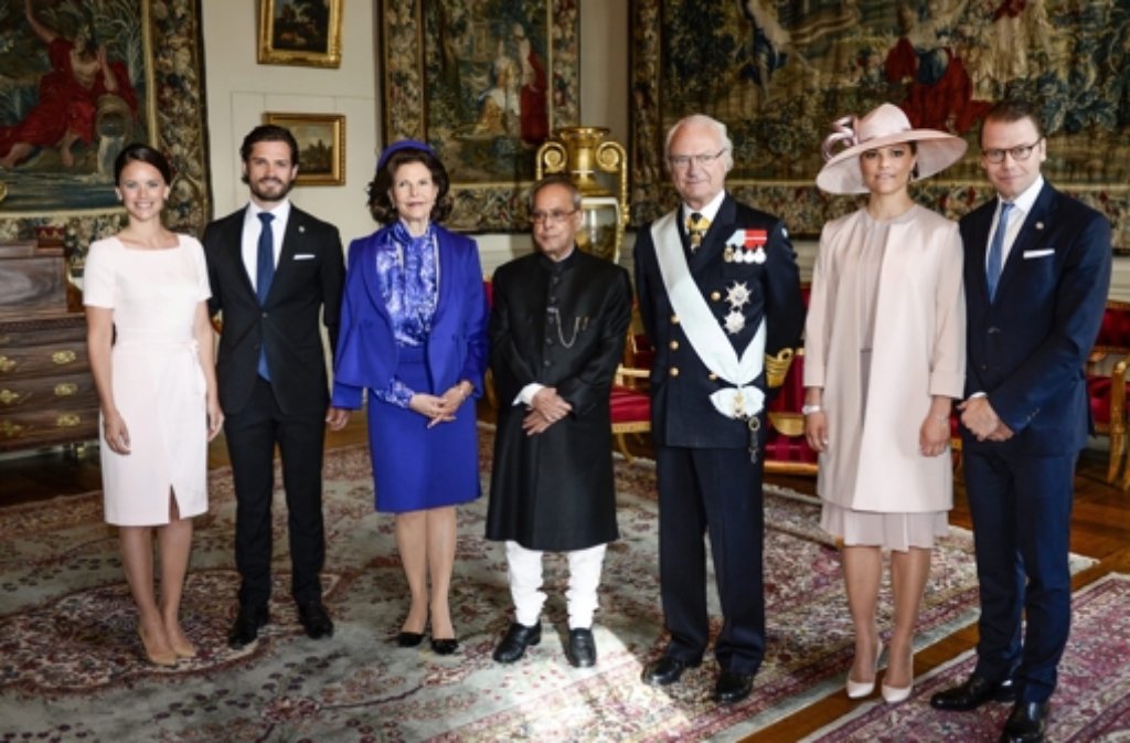 Nun gilt es, Sofia den Start am Stockholmer Hof so leicht wie möglich zu machen. Insider wissen, dass die künftige Prinzessin im Zeremoniell geschult wurde. Kürzlich war sie bereits dabei, als die schwedische Königsfamilie Indiens Präsidenten Shri Pranab Mukherjee empfing.