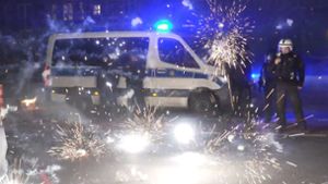 Mehrere Einsatzkräfte in Berlin sind in der Neujahrsnacht durch Feuerwerkskörper verletzt worden. Foto: dpa/Julius-Christian Schreiner