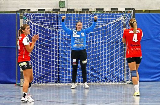 Saskia Benz, Jasmin Schweizer und Alisa Berger  freuen sich. Das Team feierte den vierten Sieg im sechsten Spiel. Foto: avanti