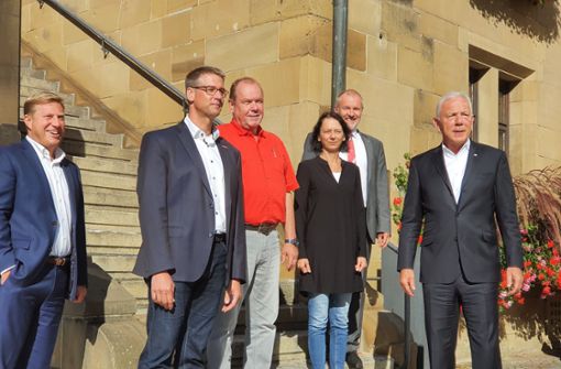 Harry Mergel (rechts) kann bei seiner Kandidatur auf eine breite Unterstützung bauen. Für ihn sprechen sich (von links) Nico Weinmann  (FDP), Thomas Randecker (CDU), Herbert Burkhardt (Freie Wähler), Susanne Bay (Grüne) und Rainer Hinderer (SPD) Foto: red/Wein