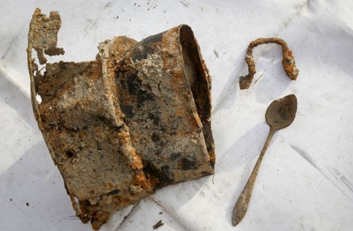 Vermutlich Teile eines Abflussrohres und ein Löffel lagen in der Erde. Foto: factum/Granville