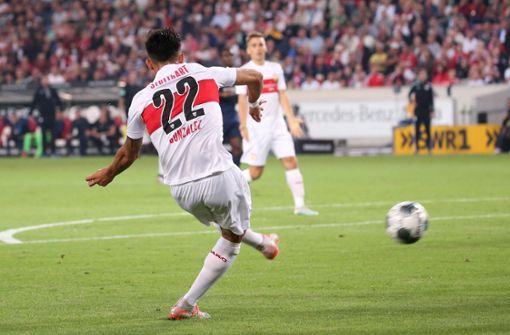 Ein Treffer in Arjen-Robben-Manier: Nicolas Gonzalez zieht von rechts außen nach innen, zieht mit links ab – und der Ball findet den Weg ins Tor zum 2:1 für die Stuttgarter. Foto: Pressefoto Baumann