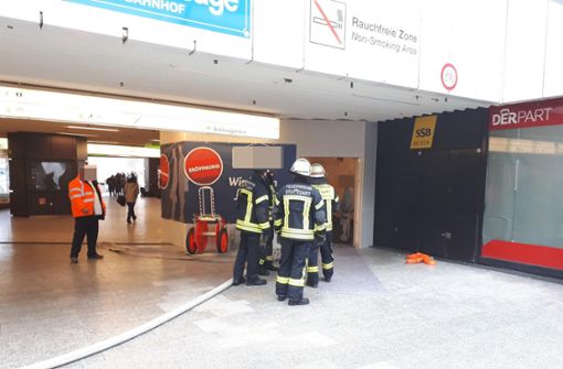 Die Feuerwehrleute bei ihrem Einsatz in der Klett-Passage am Stuttgarter Hauptbahnhof. Foto: 7aktuell.de/Jens Pusch