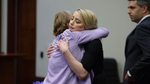 Amber Heard musste nach dem Urteil getröstet werden. Foto: AFP/EVELYN HOCKSTEIN