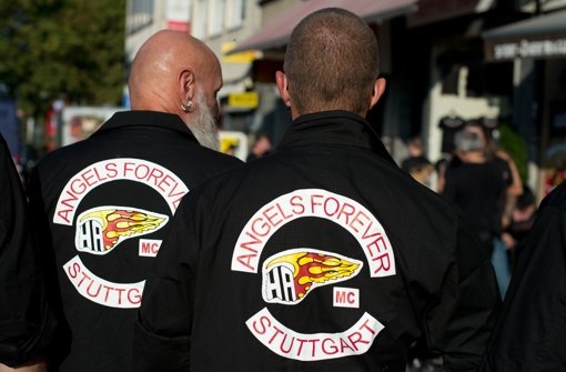 Mitglieder der Stuttgarter Hells Angels tragen Kutten mit neuem Schriftzug. Foto: dpa