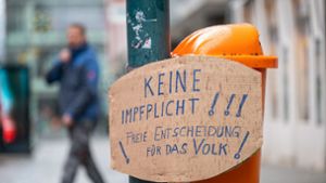 Einige in Österreich sind nicht begeistert von der geplanten Impfpflicht – wie dieses Schild zeigt. Foto: dpa/Fotokerschi.At