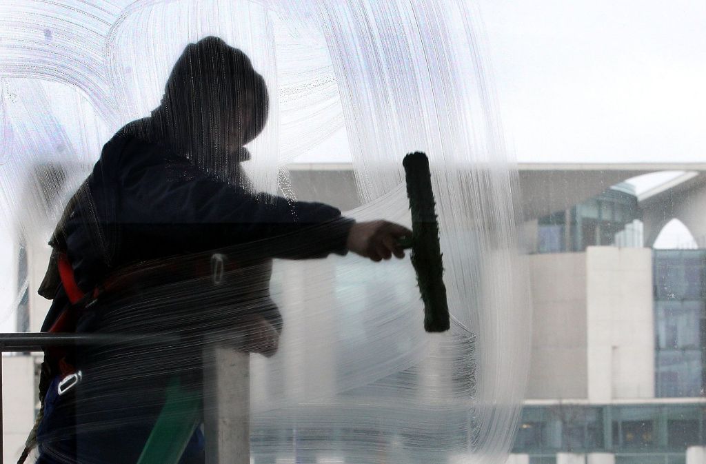 Zwei vermeintliche Fensterputzer haben in einer Kirchheimer Seniorenresidenz eine Bewohnerin bestohlen. Foto: dpa