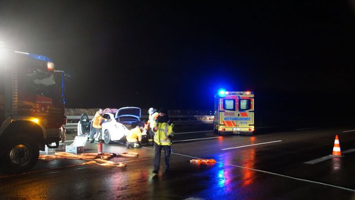 Autofahrerin kollidiert mit Sattelzug –  Autobahn kurzzeitig voll gesperrt