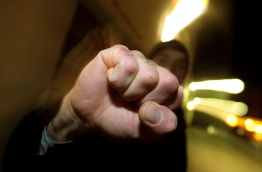 Ein Mann soll einer 17-Jährigen in einer Bahnhofsunterführung ins Gesicht geschlagen haben – allerdings mit der flachen Hand. (Symbolbild) Foto: dpa