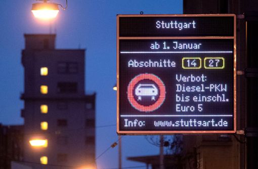 Einige Verbotsregelungen für Dieselfahrzeuge sind in Stuttgart längst eingeführt, jetzt geht es um eine zusätzliche, kleinere Umweltzone. Foto: dpa/Marijan Murat