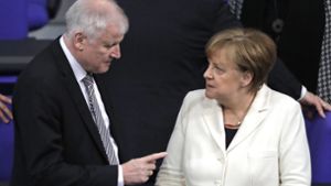 Bundeskanzlerin Angela Merkel mit  ihrem neuen Innenminister Horst Seehofer Foto: AP