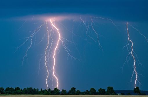 Vergleichsweise oft hat’s am Himmel gekracht im Jahr  2022: 942 Blitze schlugen im Landkreis Göppingen ein. Foto: dpa