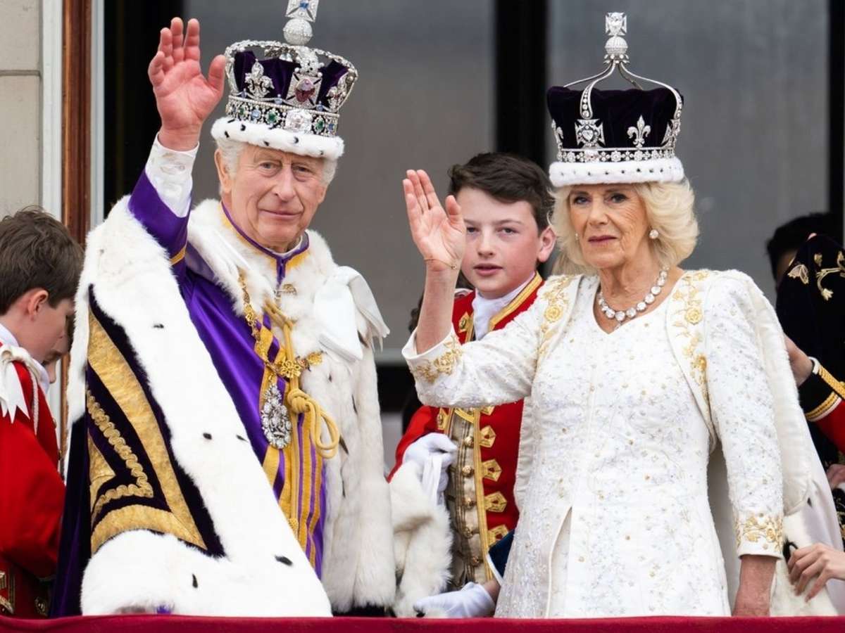 Am 6. Mai 2023 wurden König Charles III. und seine Frau Camilla in der Londoner Westminster Abbey gekrönt und präsentierten sich anschließend auf dem Balkon des Buckingham Palastes. Im Juli soll eine weitere Krönung in Schottland folgen. Foto: Salma Bashir Motiwala/Shutterstock.com