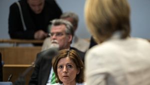 Während Julia Klöckner (mit dem Rücken zur Kamera) angreift, wirkt Regierungschefin Malu Dreyer  angespannt. Foto: dpa