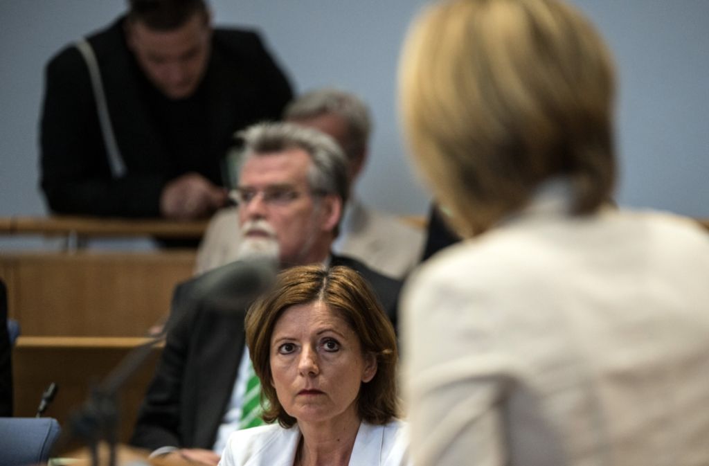 Während Julia Klöckner (mit dem Rücken zur Kamera) angreift, wirkt Regierungschefin Malu Dreyer  angespannt. Foto: dpa