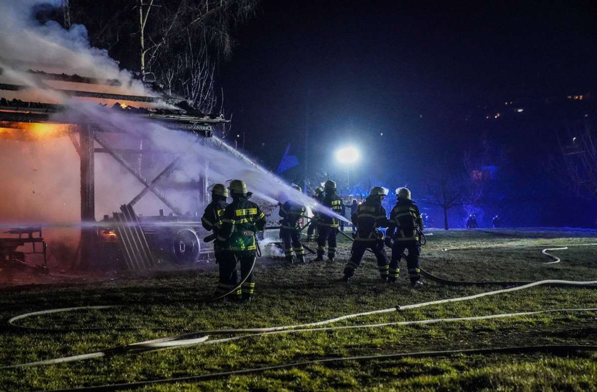 Ein Brand in einer Scheune bei Göppingen hat nach ersten Schätzungen einen Sachschaden von rund 100 000 Euro verursacht.