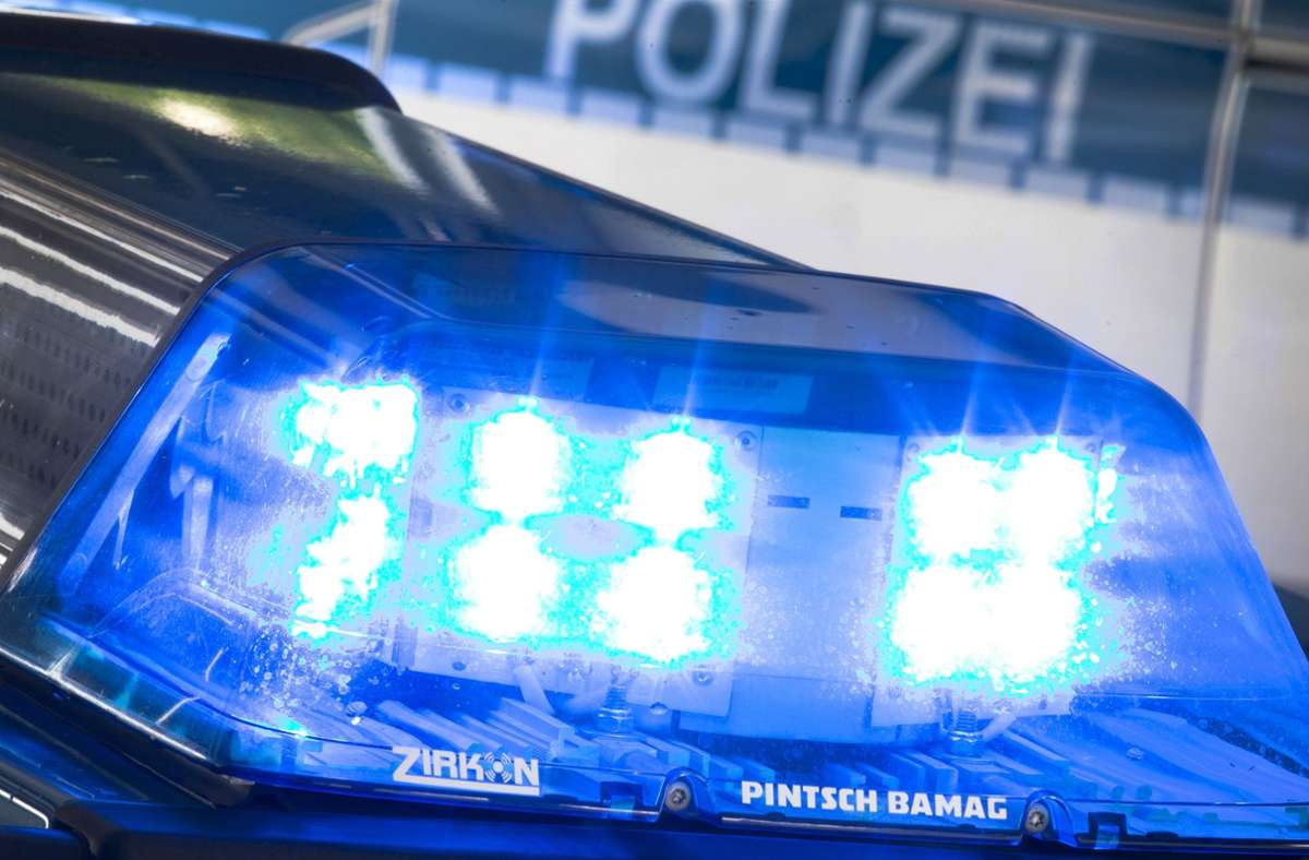 Die Polizei sucht nach Zeugen, die den Unfall auf dem Supermarkt-Parkplatz in Stuttgart-Degerloch beobachtet haben (Symbolfoto). Foto: dpa/Friso Gentsch