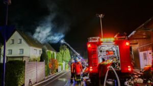 Bewohner retten sich aus brennendem Mehrfamilienhaus